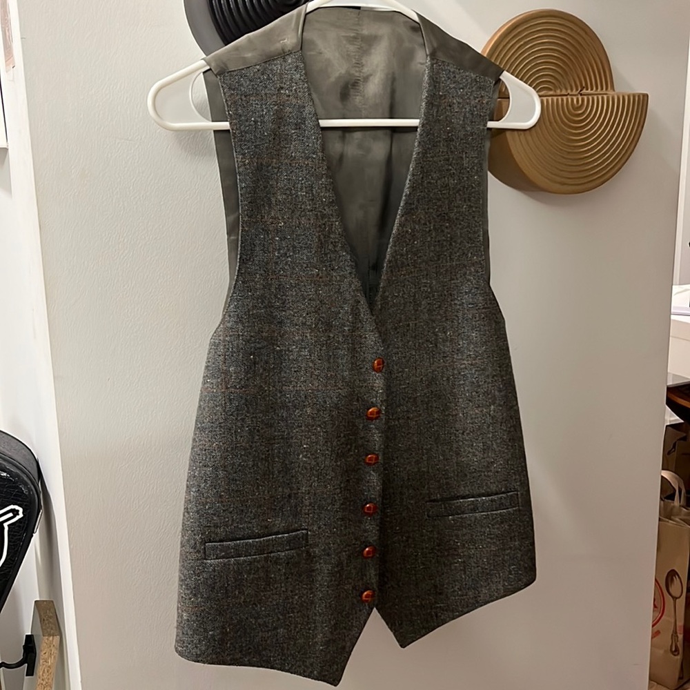 Men’s vintage grey vest w brown buttons
